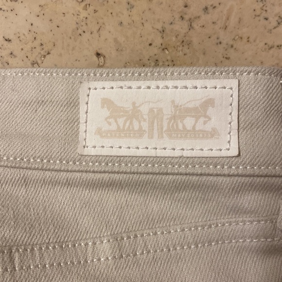 Levi's Women’s Cream Mid Rise Classic Straight Jean - Picture 6 of 6